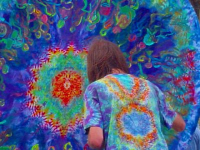 a guy painting on this giant sort of tie-dyed mandala thing at nedfest.